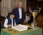 Im Rahmen eines Empfangs bei OB Dieter Reiter nach dem Gewinn der Deutschen Meisterschaft trägt sich die Mannschaft des EHC Red Bull München in das Große Gästebuch der Stadt München ein. Im Rahmen eines Empfangs bei OB Dieter Reiter nach dem Gewinn der Deutschen Meisterschaft trägt sich die Mannschaft des EHC Red Bull München in das Große Gästebuch der Stadt München ein.