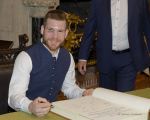 Im Rahmen eines Empfangs bei OB Dieter Reiter nach dem Gewinn der Deutschen Meisterschaft trägt sich die Mannschaft des EHC Red Bull München in das Große Gästebuch der Stadt München ein. Im Rahmen eines Empfangs bei OB Dieter Reiter nach dem Gewinn der Deutschen Meisterschaft trägt sich die Mannschaft des EHC Red Bull München in das Große Gästebuch der Stadt München ein.