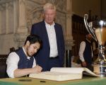 Im Rahmen eines Empfangs bei OB Dieter Reiter nach dem Gewinn der Deutschen Meisterschaft trägt sich die Mannschaft des EHC Red Bull München in das Große Gästebuch der Stadt München ein. Im Rahmen eines Empfangs bei OB Dieter Reiter nach dem Gewinn der Deutschen Meisterschaft trägt sich die Mannschaft des EHC Red Bull München in das Große Gästebuch der Stadt München ein.
