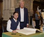 Im Rahmen eines Empfangs bei OB Dieter Reiter nach dem Gewinn der Deutschen Meisterschaft trägt sich die Mannschaft des EHC Red Bull München in das Große Gästebuch der Stadt München ein. Im Rahmen eines Empfangs bei OB Dieter Reiter nach dem Gewinn der Deutschen Meisterschaft trägt sich die Mannschaft des EHC Red Bull München in das Große Gästebuch der Stadt München ein.