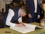 Im Rahmen eines Empfangs bei OB Dieter Reiter nach dem Gewinn der Deutschen Meisterschaft trägt sich die Mannschaft des EHC Red Bull München in das Große Gästebuch der Stadt München ein. Im Rahmen eines Empfangs bei OB Dieter Reiter nach dem Gewinn der Deutschen Meisterschaft trägt sich die Mannschaft des EHC Red Bull München in das Große Gästebuch der Stadt München ein.