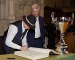 Im Rahmen eines Empfangs bei OB Dieter Reiter nach dem Gewinn der Deutschen Meisterschaft trägt sich die Mannschaft des EHC Red Bull München in das Große Gästebuch der Stadt München ein. Im Rahmen eines Empfangs bei OB Dieter Reiter nach dem Gewinn der Deutschen Meisterschaft trägt sich die Mannschaft des EHC Red Bull München in das Große Gästebuch der Stadt München ein.