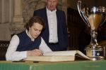 Im Rahmen eines Empfangs bei OB Dieter Reiter nach dem Gewinn der Deutschen Meisterschaft trägt sich die Mannschaft des EHC Red Bull München in das Große Gästebuch der Stadt München ein. Im Rahmen eines Empfangs bei OB Dieter Reiter nach dem Gewinn der Deutschen Meisterschaft trägt sich die Mannschaft des EHC Red Bull München in das Große Gästebuch der Stadt München ein.
