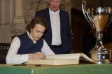 Im Rahmen eines Empfangs bei OB Dieter Reiter nach dem Gewinn der Deutschen Meisterschaft trägt sich die Mannschaft des EHC Red Bull München in das Große Gästebuch der Stadt München ein.