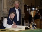Im Rahmen eines Empfangs bei OB Dieter Reiter nach dem Gewinn der Deutschen Meisterschaft trägt sich die Mannschaft des EHC Red Bull München in das Große Gästebuch der Stadt München ein. Im Rahmen eines Empfangs bei OB Dieter Reiter nach dem Gewinn der Deutschen Meisterschaft trägt sich die Mannschaft des EHC Red Bull München in das Große Gästebuch der Stadt München ein.