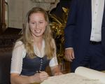 Im Rahmen eines Empfangs bei OB Dieter Reiter nach dem Gewinn der Deutschen Meisterschaft trägt sich die Mannschaft des EHC Red Bull München in das Große Gästebuch der Stadt München ein. Im Rahmen eines Empfangs bei OB Dieter Reiter nach dem Gewinn der Deutschen Meisterschaft trägt sich die Mannschaft des EHC Red Bull München in das Große Gästebuch der Stadt München ein.