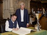 Im Rahmen eines Empfangs bei OB Dieter Reiter nach dem Gewinn der Deutschen Meisterschaft trägt sich die Mannschaft des EHC Red Bull München in das Große Gästebuch der Stadt München ein. Im Rahmen eines Empfangs bei OB Dieter Reiter nach dem Gewinn der Deutschen Meisterschaft trägt sich die Mannschaft des EHC Red Bull München in das Große Gästebuch der Stadt München ein.