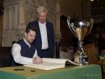 Im Rahmen eines Empfangs bei OB Dieter Reiter nach dem Gewinn der Deutschen Meisterschaft trägt sich die Mannschaft des EHC Red Bull München in das Große Gästebuch der Stadt München ein. Im Rahmen eines Empfangs bei OB Dieter Reiter nach dem Gewinn der Deutschen Meisterschaft trägt sich die Mannschaft des EHC Red Bull München in das Große Gästebuch der Stadt München ein.