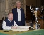 Im Rahmen eines Empfangs bei OB Dieter Reiter nach dem Gewinn der Deutschen Meisterschaft trägt sich die Mannschaft des EHC Red Bull München in das Große Gästebuch der Stadt München ein. Im Rahmen eines Empfangs bei OB Dieter Reiter nach dem Gewinn der Deutschen Meisterschaft trägt sich die Mannschaft des EHC Red Bull München in das Große Gästebuch der Stadt München ein.