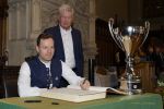 Im Rahmen eines Empfangs bei OB Dieter Reiter nach dem Gewinn der Deutschen Meisterschaft trägt sich die Mannschaft des EHC Red Bull München in das Große Gästebuch der Stadt München ein. Im Rahmen eines Empfangs bei OB Dieter Reiter nach dem Gewinn der Deutschen Meisterschaft trägt sich die Mannschaft des EHC Red Bull München in das Große Gästebuch der Stadt München ein.