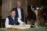 Im Rahmen eines Empfangs bei OB Dieter Reiter nach dem Gewinn der Deutschen Meisterschaft trägt sich die Mannschaft des EHC Red Bull München in das Große Gästebuch der Stadt München ein.