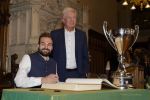 Im Rahmen eines Empfangs bei OB Dieter Reiter nach dem Gewinn der Deutschen Meisterschaft trägt sich die Mannschaft des EHC Red Bull München in das Große Gästebuch der Stadt München ein. Im Rahmen eines Empfangs bei OB Dieter Reiter nach dem Gewinn der Deutschen Meisterschaft trägt sich die Mannschaft des EHC Red Bull München in das Große Gästebuch der Stadt München ein.