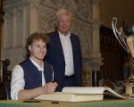 Im Rahmen eines Empfangs bei OB Dieter Reiter nach dem Gewinn der Deutschen Meisterschaft trägt sich die Mannschaft des EHC Red Bull München in das Große Gästebuch der Stadt München ein. Im Rahmen eines Empfangs bei OB Dieter Reiter nach dem Gewinn der Deutschen Meisterschaft trägt sich die Mannschaft des EHC Red Bull München in das Große Gästebuch der Stadt München ein.