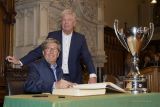 Im Rahmen eines Empfangs bei OB Dieter Reiter nach dem Gewinn der Deutschen Meisterschaft trägt sich die Mannschaft des EHC Red Bull München in das Große Gästebuch der Stadt München ein.
