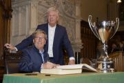 Im Rahmen eines Empfangs bei OB Dieter Reiter nach dem Gewinn der Deutschen Meisterschaft trägt sich die Mannschaft des EHC Red Bull München in das Große Gästebuch der Stadt München ein.