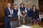 Im Rahmen eines Empfangs bei OB Dieter Reiter nach dem Gewinn der Deutschen Meisterschaft trägt sich die Mannschaft des EHC Red Bull München in das Große Gästebuch der Stadt München ein. Im Rahmen eines Empfangs bei OB Dieter Reiter nach dem Gewinn der Deutschen Meisterschaft trägt sich die Mannschaft des EHC Red Bull München in das Große Gästebuch der Stadt München ein.