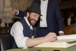 Im Rahmen eines Empfangs bei OB Dieter Reiter nach dem Gewinn der Deutschen Meisterschaft trägt sich die Mannschaft des EHC Red Bull München in das Große Gästebuch der Stadt München ein. Im Rahmen eines Empfangs bei OB Dieter Reiter nach dem Gewinn der Deutschen Meisterschaft trägt sich die Mannschaft des EHC Red Bull München in das Große Gästebuch der Stadt München ein.