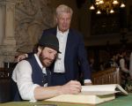 Im Rahmen eines Empfangs bei OB Dieter Reiter nach dem Gewinn der Deutschen Meisterschaft trägt sich die Mannschaft des EHC Red Bull München in das Große Gästebuch der Stadt München ein. Im Rahmen eines Empfangs bei OB Dieter Reiter nach dem Gewinn der Deutschen Meisterschaft trägt sich die Mannschaft des EHC Red Bull München in das Große Gästebuch der Stadt München ein.