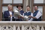 Im Rahmen eines Empfangs bei OB Dieter Reiter nach dem Gewinn der Deutschen Meisterschaft trägt sich die Mannschaft des EHC Red Bull München in das Große Gästebuch der Stadt München ein.