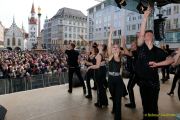 Fun Unlimited 2026 - Showtanzgruppe auf Bühne am Marienplatz