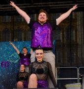 Fun Unlimited 2026 - Showtanzgruppe auf Bühne am Marienplatz