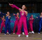 Fun Unlimited 2026 - Showtanzgruppe auf Bühne am Marienplatz