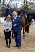 Bayerns Innenminister Joachim Herrmann, Karin Baumüller-Söder und Staatssekretär a.D. Gerhard Eck besuchen Polizei-Reiterstaffel in München