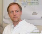 d180507-103702-840-100-schlaganfall-experten_mit_heli_zum_patienten