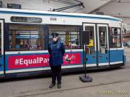 Startsignal für die Aktions-Tram zum Equal Pay Day 2022