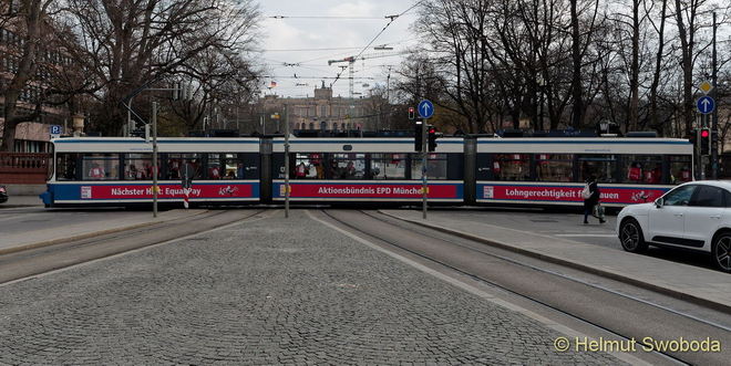 Startsignal für die Aktions-Tram zum Equal Pay Day 2022